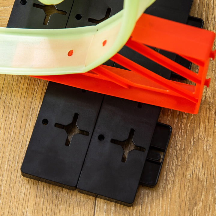 Qaba DIY Criss - Cross Track Set with Luminous Effect, Spider Model Pull - back Car, for Ages 3 - 6, Green, Red - US Stores